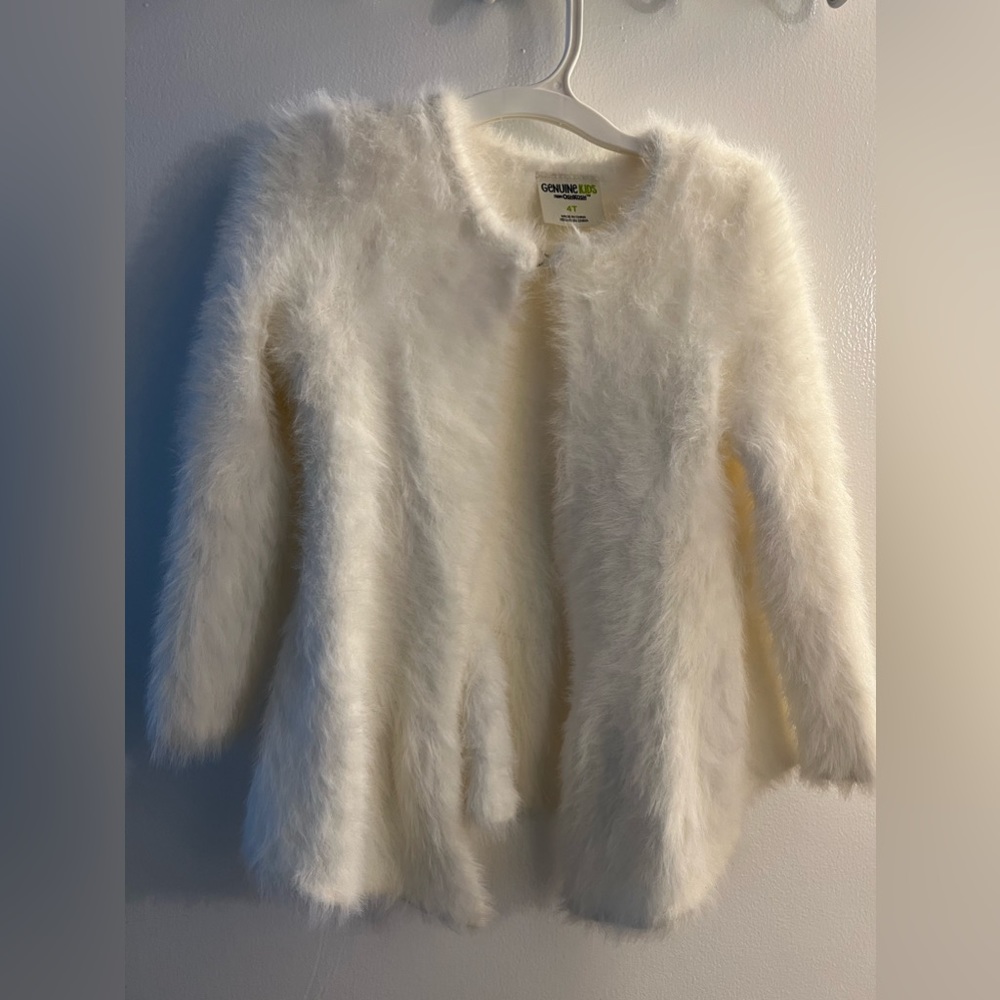 Genuine Kids from OshKosh white beautiful fuzzy sweater size 4T